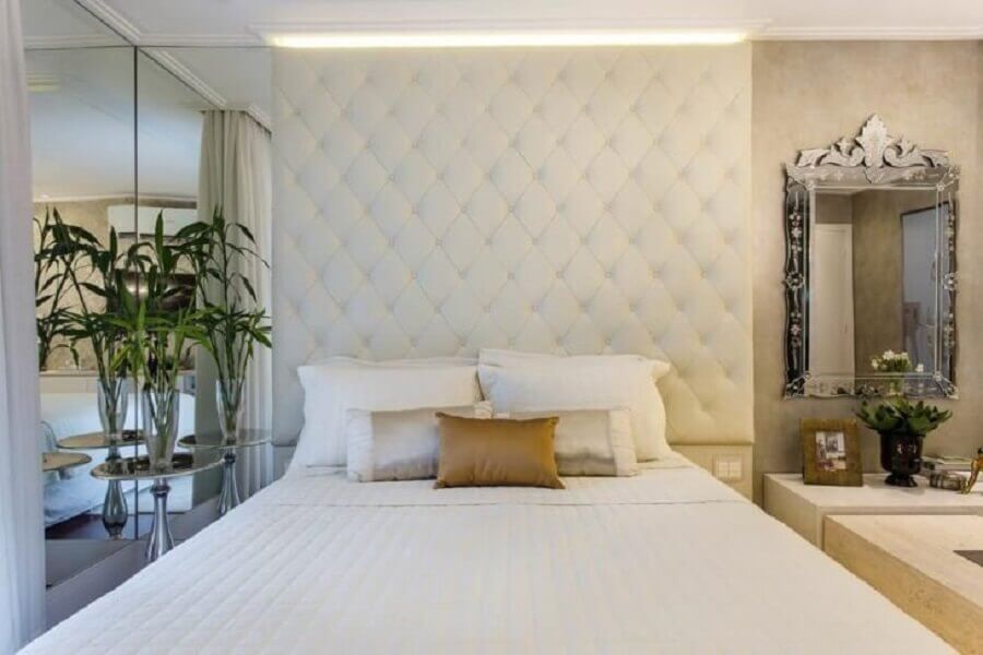 Decoração sofisticada para quarto de casal branco com cabeceira de cama box capitone  Foto Marcia Arcaro
