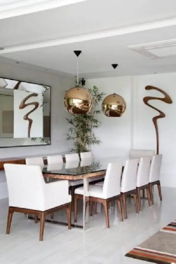 Decoração clean com espelho para sala de jantar moderna toda branca com luminária pendente cobre. Fonte: Conexão Decor