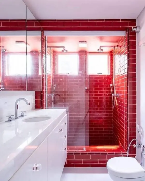 Decoração de banheiro com piso vermelho e branco. Fonte: Casa de Valentina