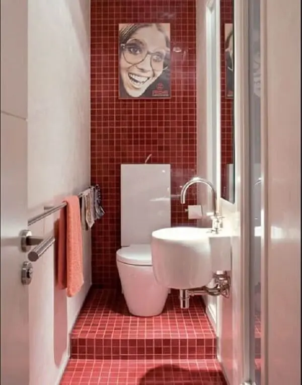 Decoração para banheiro com piso vermelho. Fonte: Decoratrix