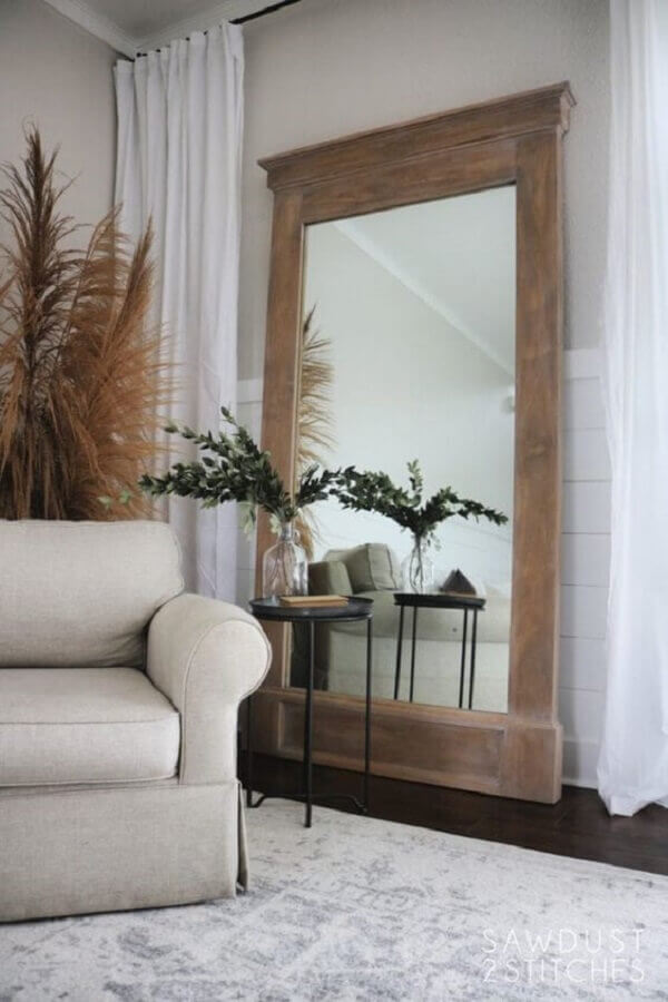 Espelho grande na sala de estar decorada com poltrona bege e mesa lateral redonda Foto Sawdust 2 Stitches