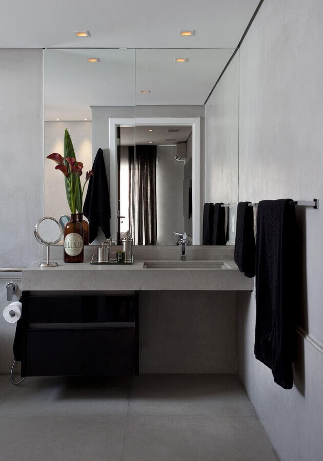 Espelho grande para decoração de banheiro bonito e moderno em tons de cinza Foto Marcelo Rosset Arquitetura