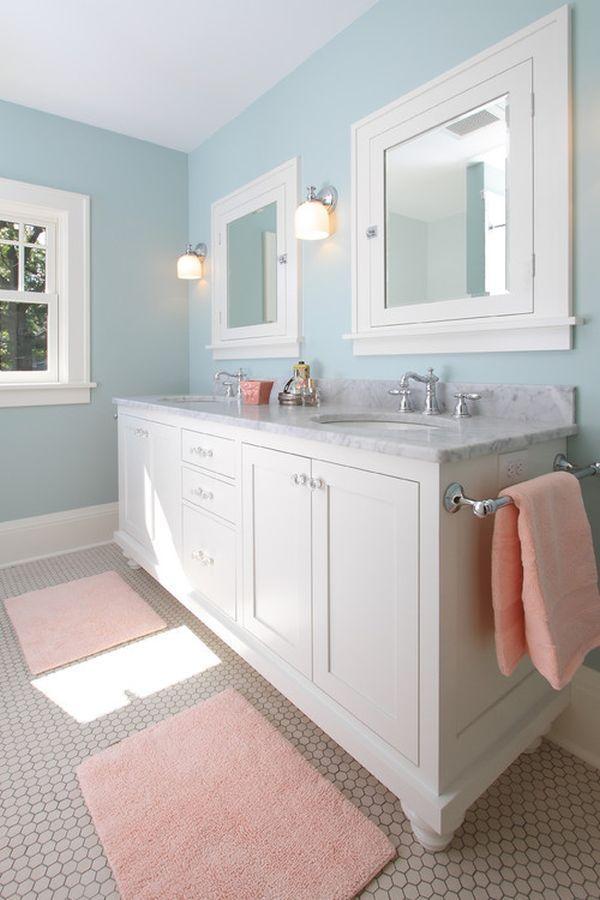 Gabinete branco antigo para decoracao de banheiro azul pastel Foto W B Builders
