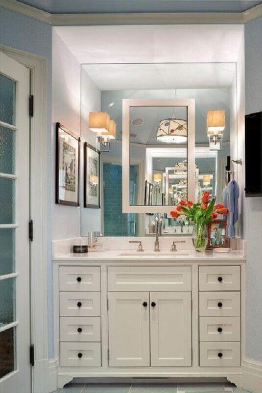 Gabinete branco antigo para decoracao de banheiro planejado com arandela de espelho Foto David Scott Parker