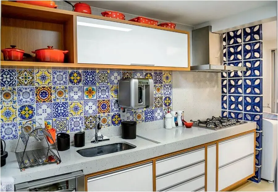 Gabinete branco com detalhes em madeira para cozinha decorada com cobogo azul e ladrilho hidraulico Foto Caio José Andrade