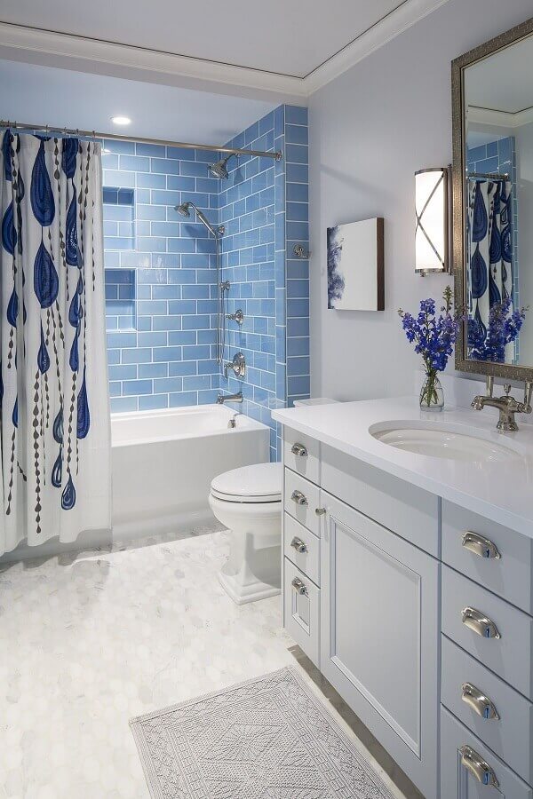 Gabinete branco para banheiro branco e azul decorado com estilo classico Foto Landscape Designs
