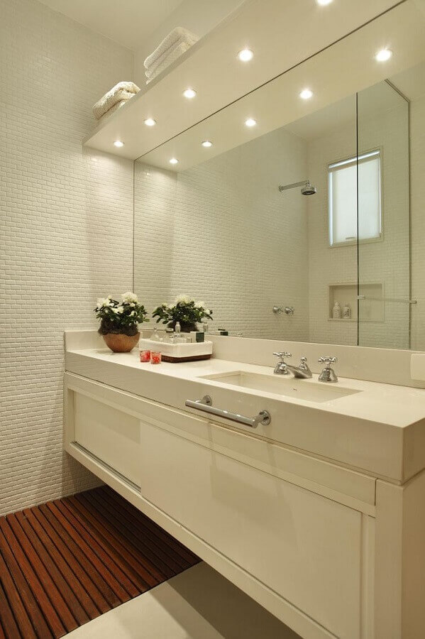 Gabinete branco para banheiro decorado com revestimento 3D Foto Elizabete Abate