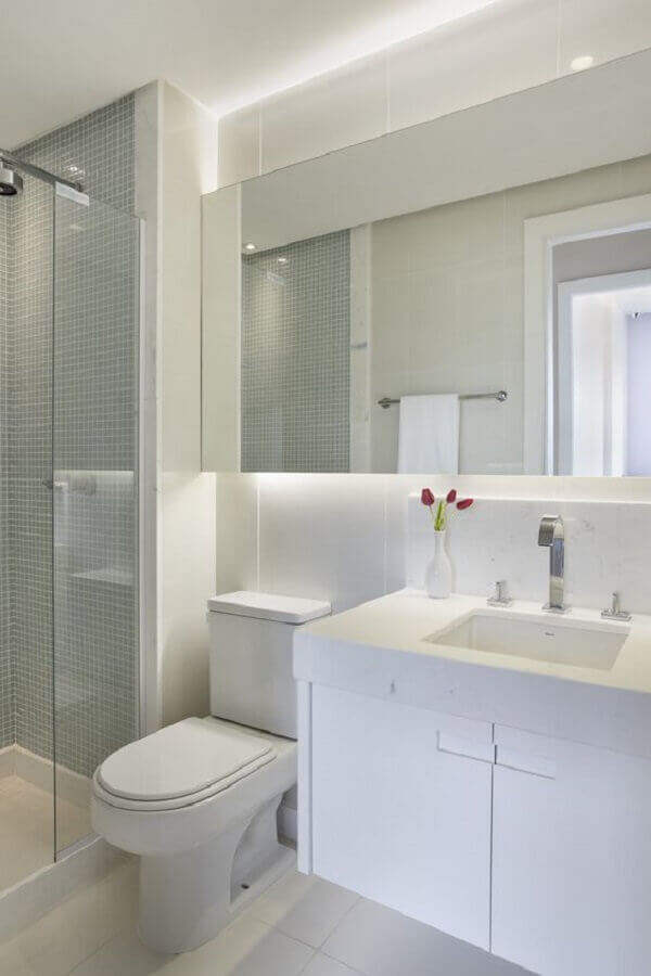 Gabinete branco para banheiro pequeno decorado com pastilha cinza Foto Yamagata Arquitetura