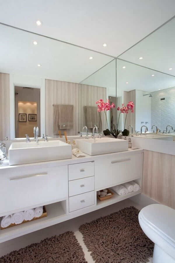 Gabinete branco para banheiro planejado decorado com parede espelhada e duas cubas Foto Apartamento Idylle