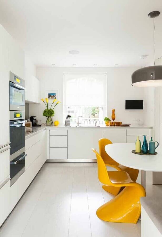 Gabinete branco para cozinha planejada decorada com cadeira amarela Foto Loft LAB