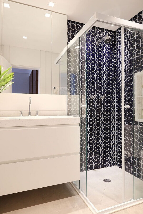 Gabinete branco suspenso para banheiro decorado com revestimento azul marinho Foto Sesso e Dalanezi Arquitetura