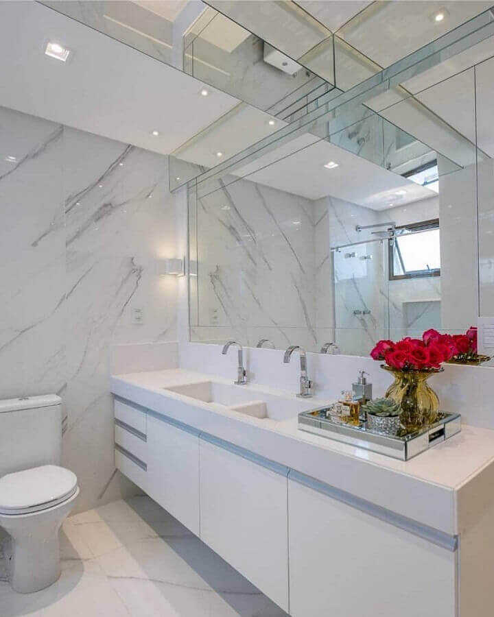 Gabinete branco suspenso para decoracao de banheiro com bandeja espelhada Foto Dicas Decor