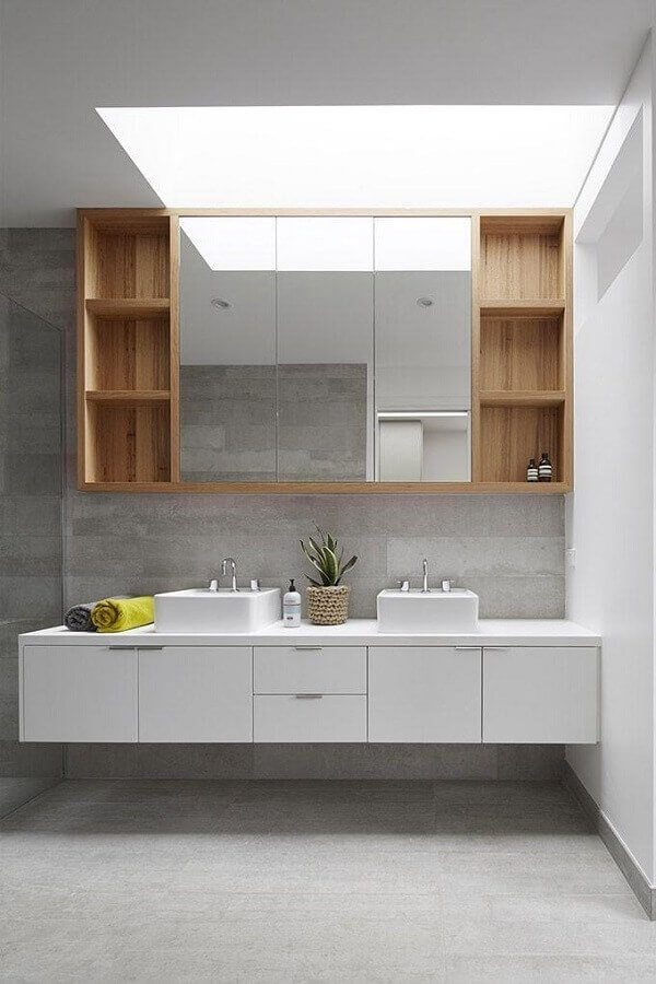 Gabinete branco suspenso para decoracao de banheiro com espelheira de madeira Foto Glow Building Design