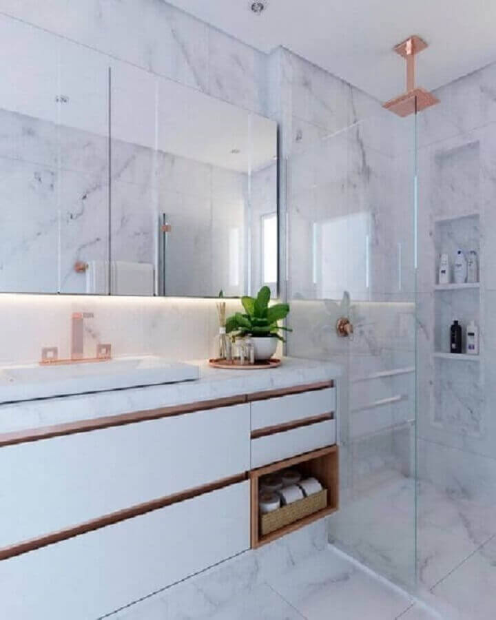 Gabinete branco suspenso para decoracao de banheiro com revestimento de marmore Foto Decor Facil