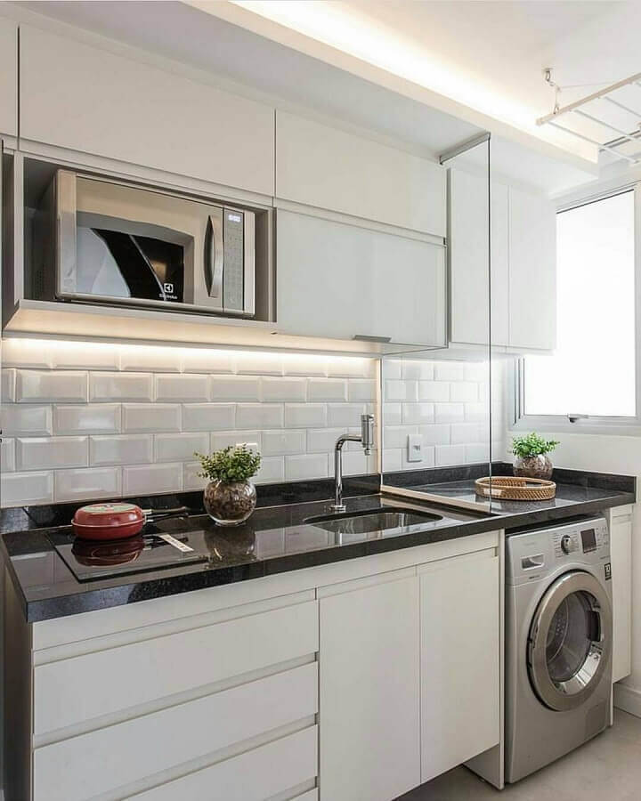 Gabinete de pia branco para decoracao de cozinha de apartamento pequeno integrada com lavanderia Foto Decor Facil