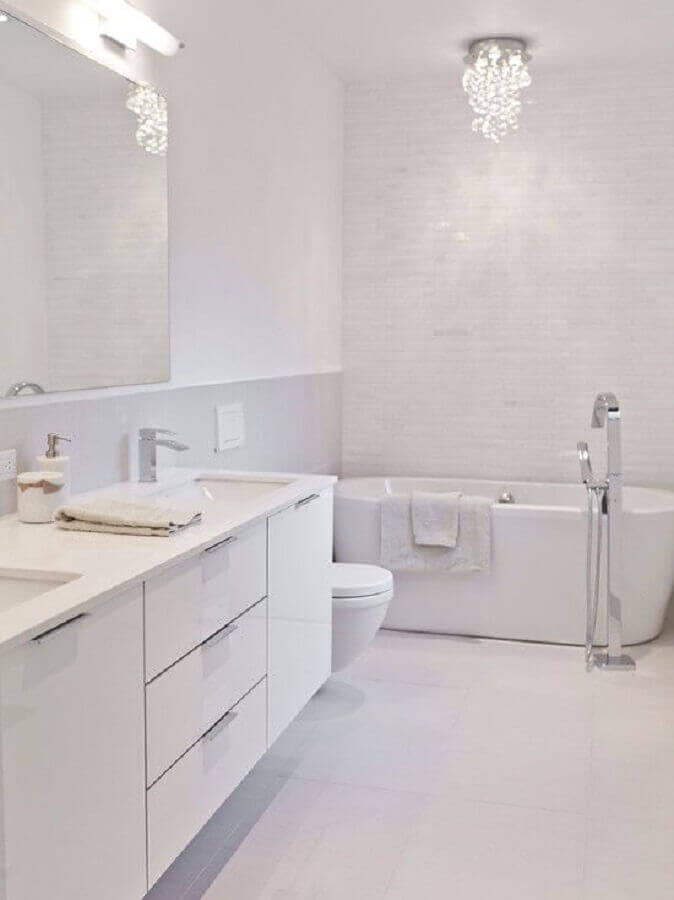 Gabinete para banheiro branco decorado com banheira de imersao Foto Decor Facil