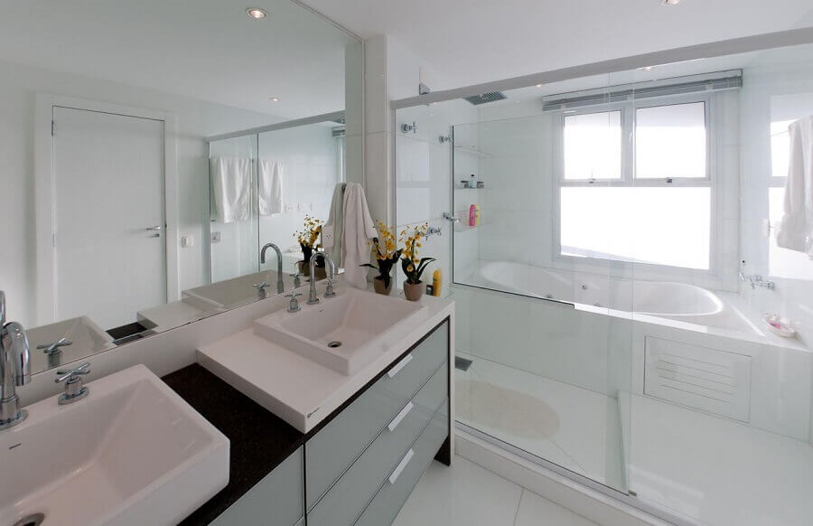 Gabinete preto para decoração de banheiro bonito todo branco com banheira de hidromassagem Foto Archdesign Studio