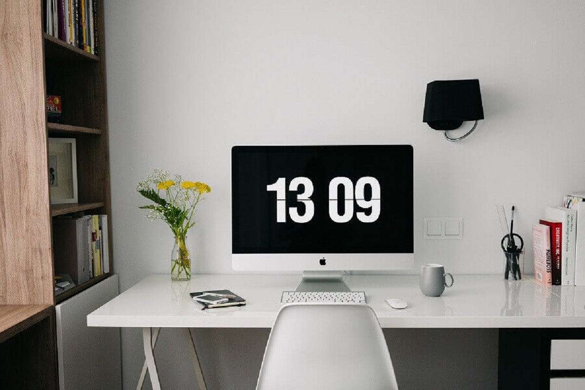 Home office decorado com escrivaninha branca e estante de madeira Foto Pixabay