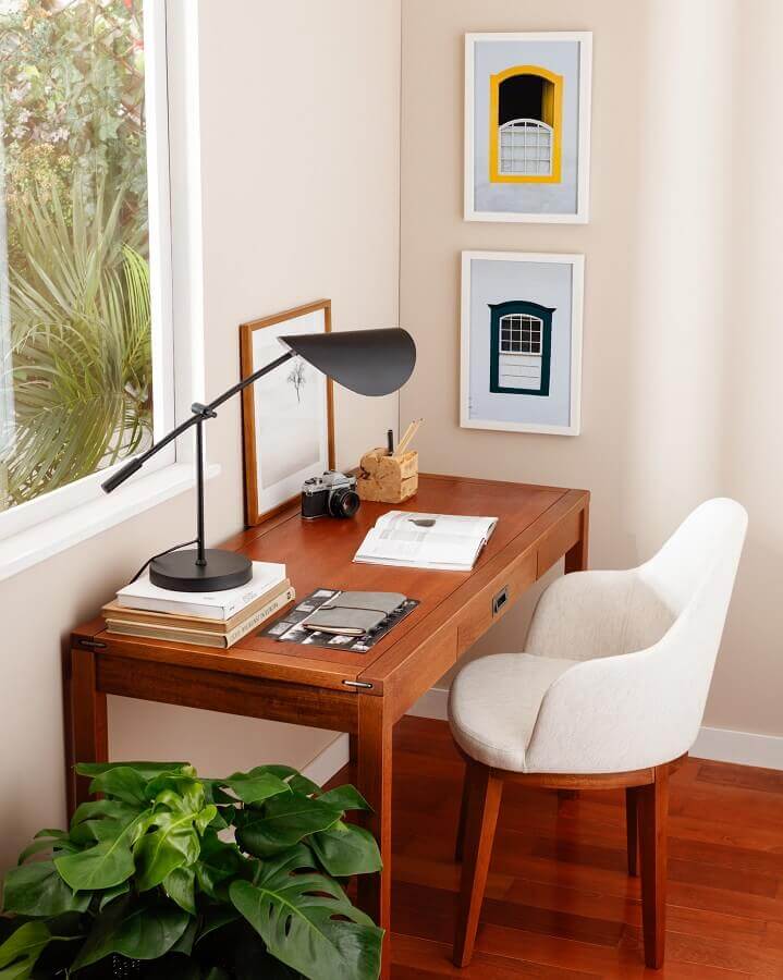 Home office decorado com luminaria moderna para mesa de escritorio de madeira Foto TokeStok