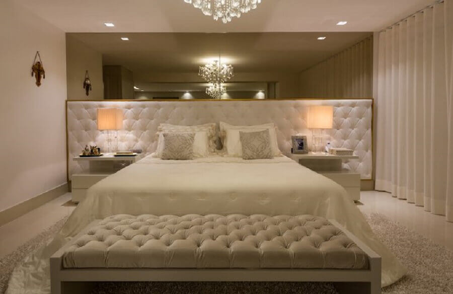 Ideias de cabeceira de camas box capitonê para decoração de quarto de casal grande e sofisticado Foto Sandra Moura