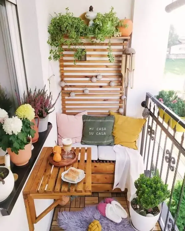 Invista em uma bancada fixa e realize algumas refeições na varanda. Fonte: Tanja Sovulj