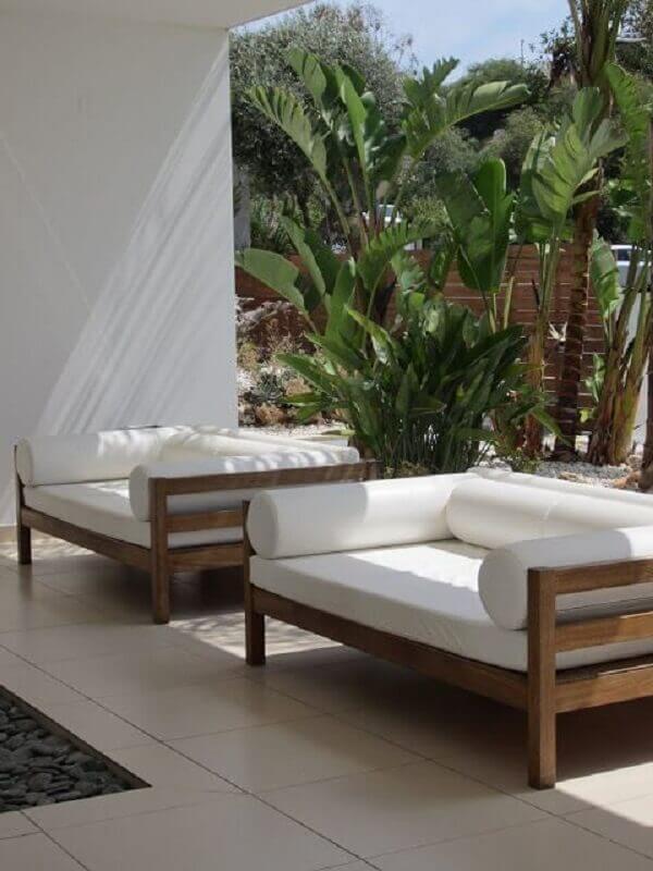 Jardim decorado com poltrona branca com madeira Foto Essential Home
