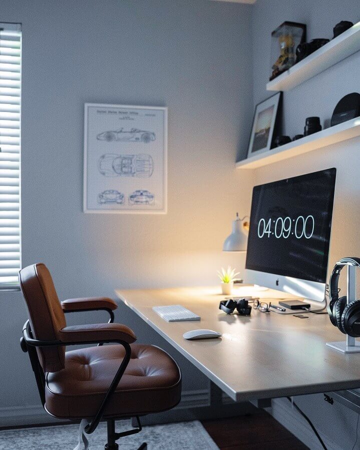 Luminária de mesa para decoração de home office Foto Unsplash