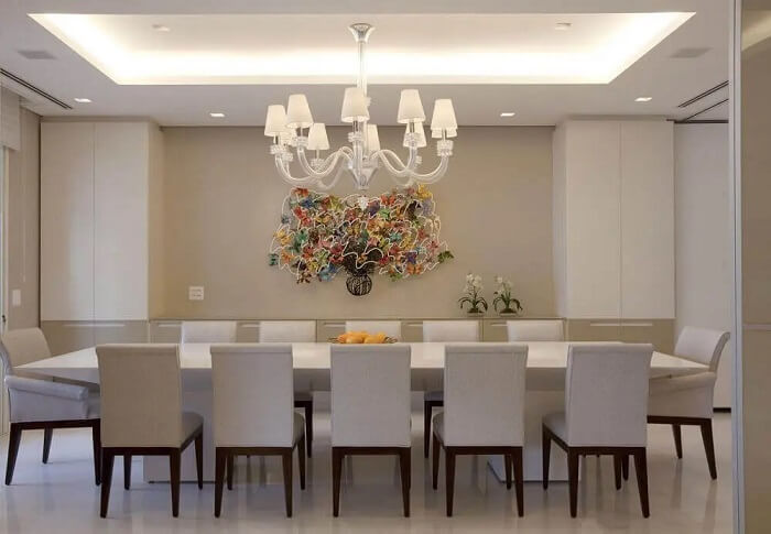 Lustre pendentes para sala de jantar decorada toda branca. Fonte: Marcelo Rosset Arquitetura