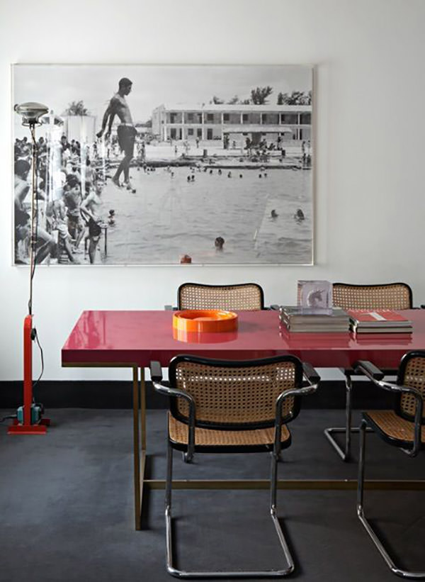 Mesa de jantar vermelha com cadeira cesca