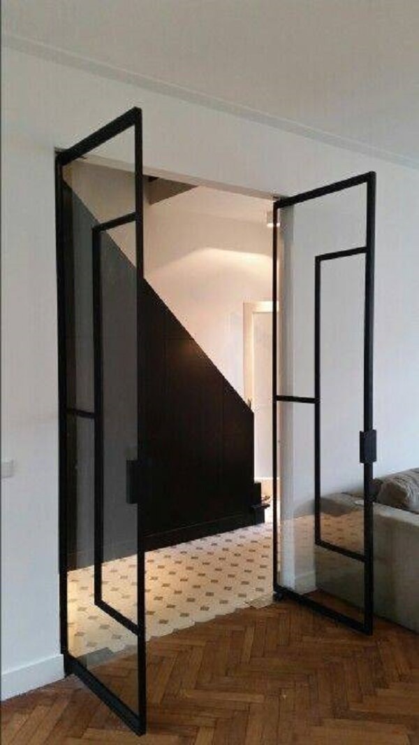 Modelo de porta para sala de vidro cria um efeito minimalista. Fonte: Master Prod