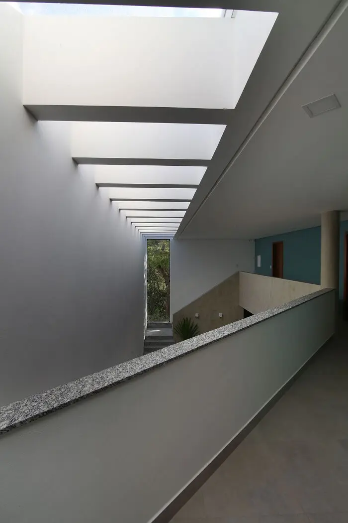 O pergolado de concreto facilita a entrada de vento e luz natural no imóvel. Fonte: Mutabile Arquitetura