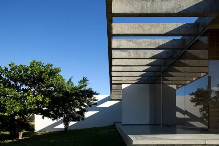 O pergolado de concreto é uma estrutura decorativa que ameniza a incidência solar. Fonte: Decoração e Projetos