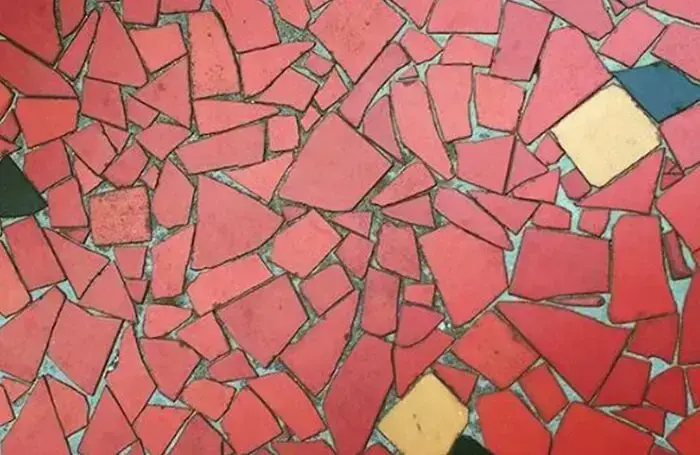 O piso de caquinhos de cerâmica é um tipo de piso vermelho antigo. Fonte: Queen B Studio