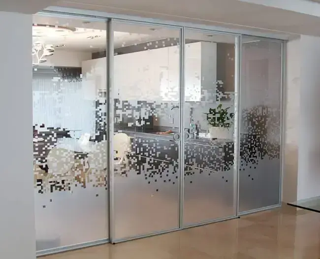 Os adesivos para porta de vidro sala podem trazem uma nova perspectiva para a decoração. Fonte: Homify