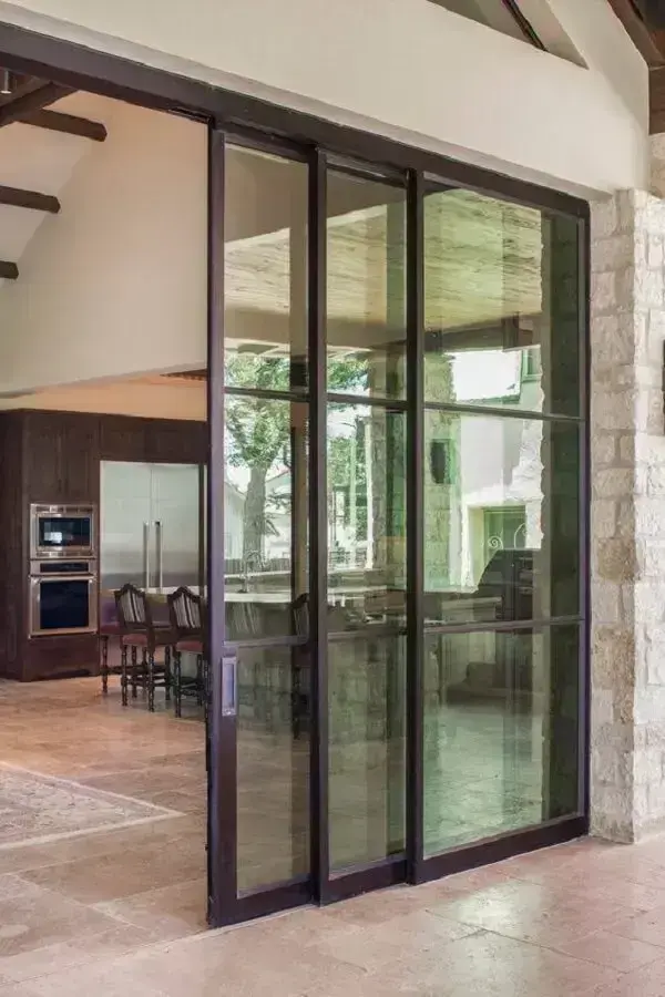 Os modelo de porta de vidro para sala permitam uma visão mais ampla da área externa do imóvel. Fonte: Amazing Door Photos