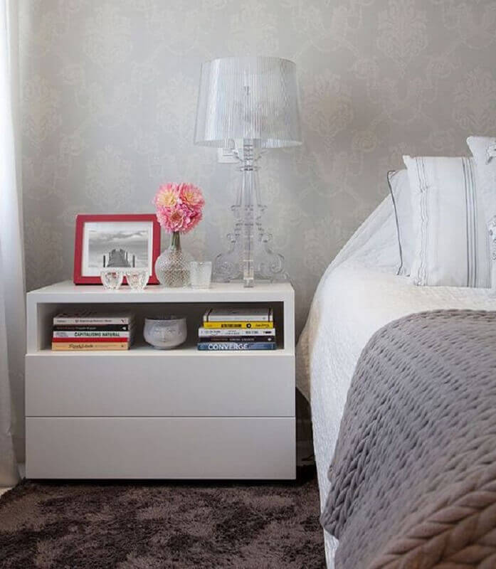 Papel de parede cinza clássico para decoração de quarto com abajur para criado mudo Foto Onn Ambientes Planejados