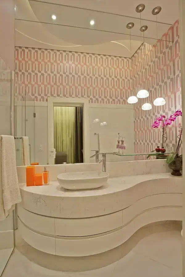 Papel de parede delicado para decoração de banheiro bonito em cores claras com bancada planejada Foto Aquiles Nicolas Kílaris