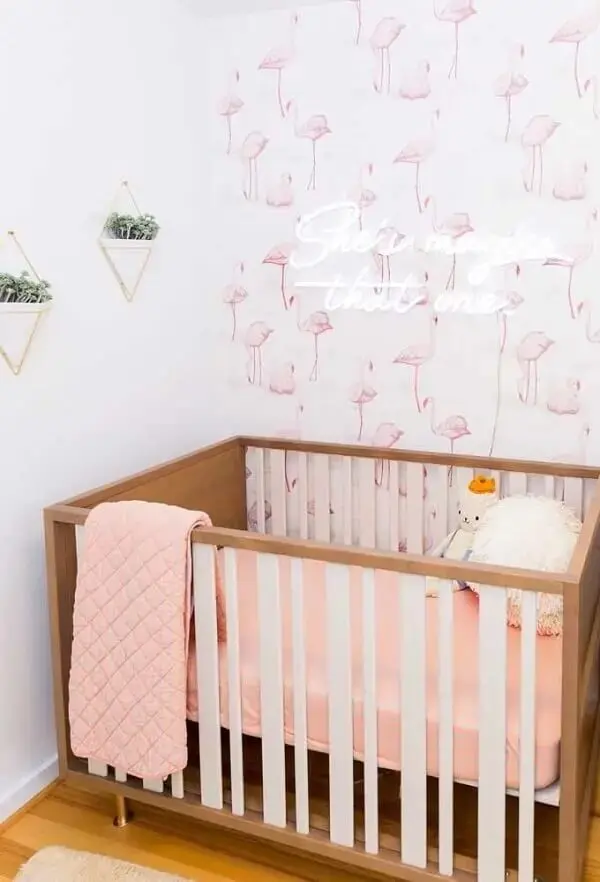 Papel de parede e letreiro luminoso decora o quarto neon de bebê. Fonte: Decor Fácil