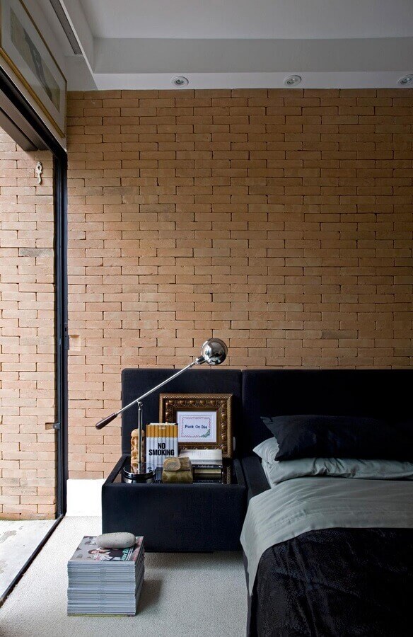 Parede tijolinho para quarto decorado com cabeceira de camas box com criado mudo Foto Guilherme Torres