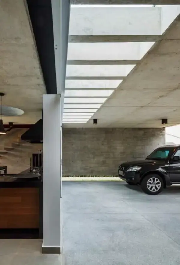 Pergolado de concreto garagem facilita a entrada de luz natural no ambiente. Fonte: Decor Fácil
