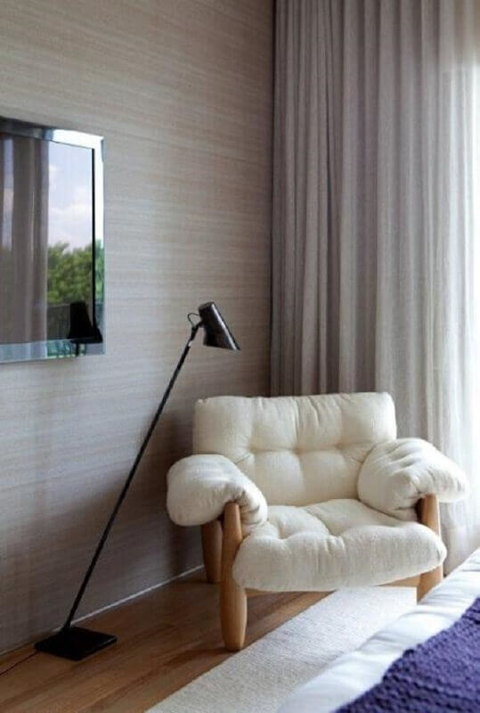  Poltrona branca confortável para quarto decorado com luminária de piso Foto Decor Fácil