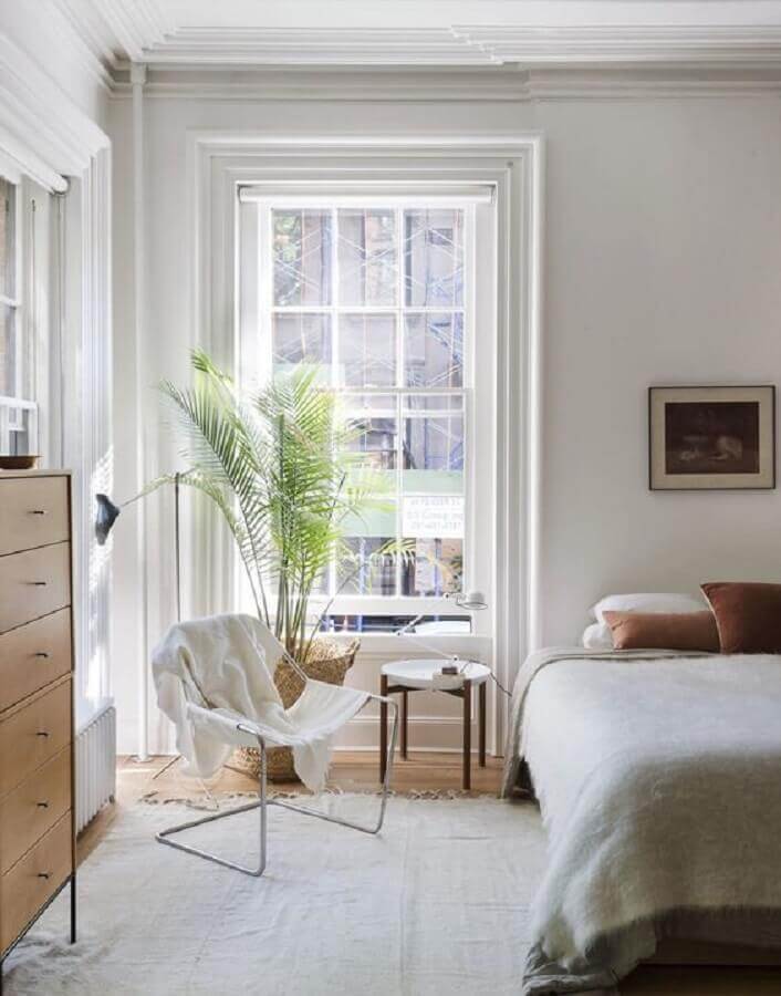 Poltrona branca para quarto decorado com vaso de chão Foto Remodelista