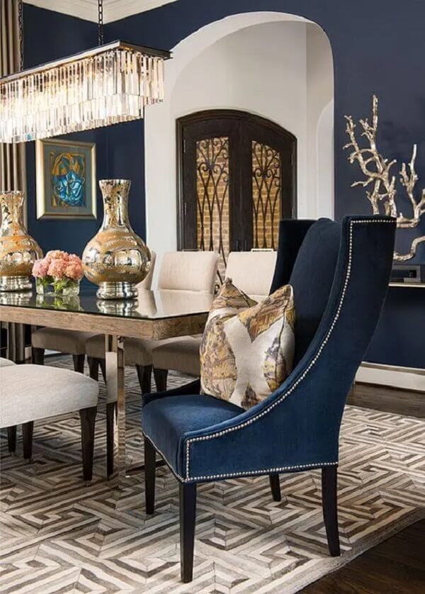 Poltrona para mesa de jantar azul marinho em destaque. Fonte: Ibb Design