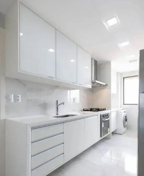 Porcelanato para cozinha branca com armários de vidro e bancada da mesma cor