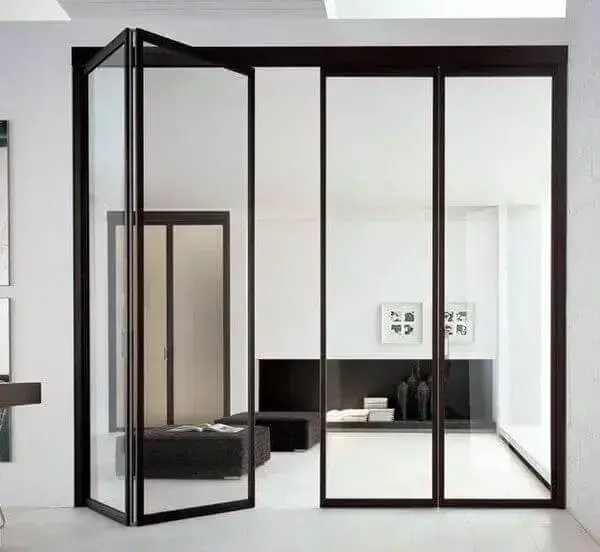 Porta de vidro para sala camarão com acabamento preto. Fonte: Decoração de Casa