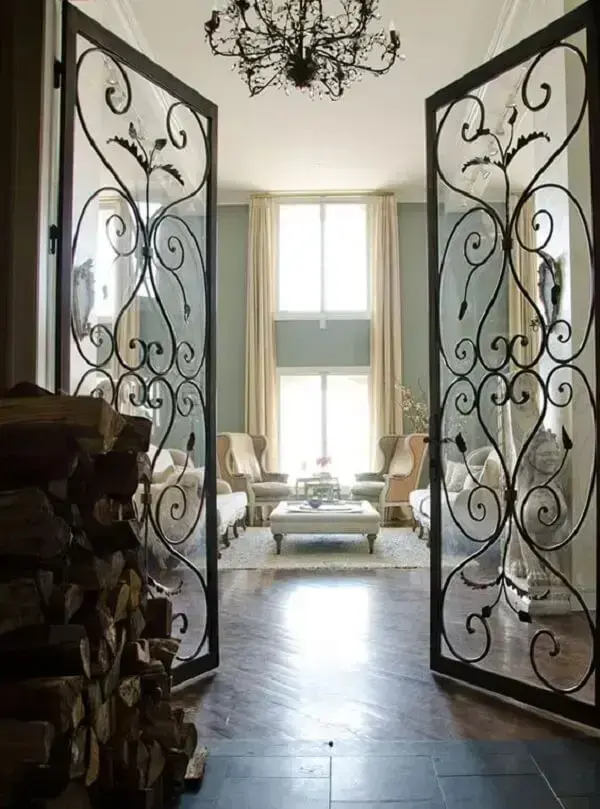 Porta de vidro para sala com acabamento de ferro traz sofisticação para o décor. Fonte: The Times New Roman
