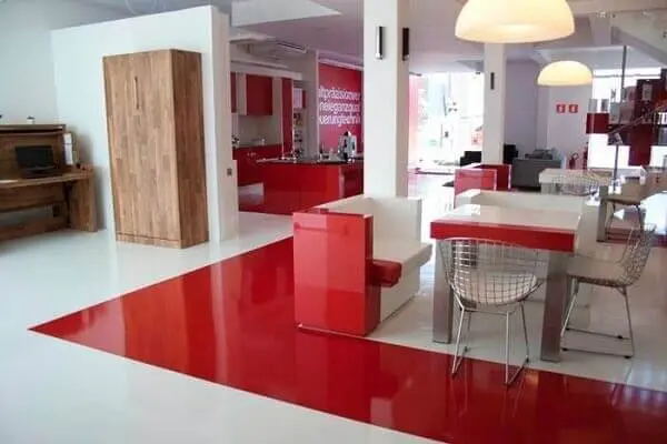 Projeto com piso vermelho e branco feito com porcelanato líquido. Fonte: Montante