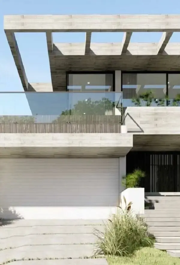 Projeto de fachada com pergolado de concreto e guarda corpo de vidro. Fonte: Decor Fácil