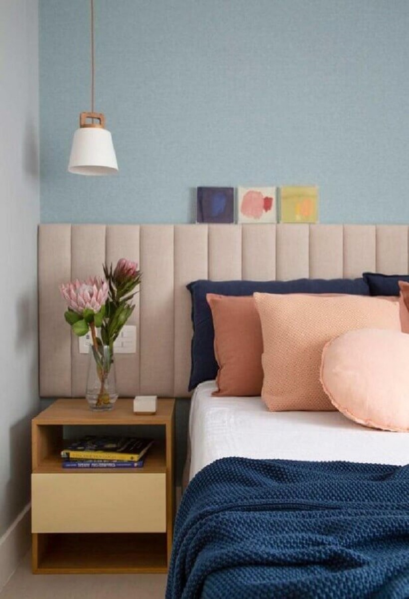 Quarto azul decorado com almofadas diferentes e cabeceira de cama box rosa estofada Foto Amanda Miranda Arquitetura
