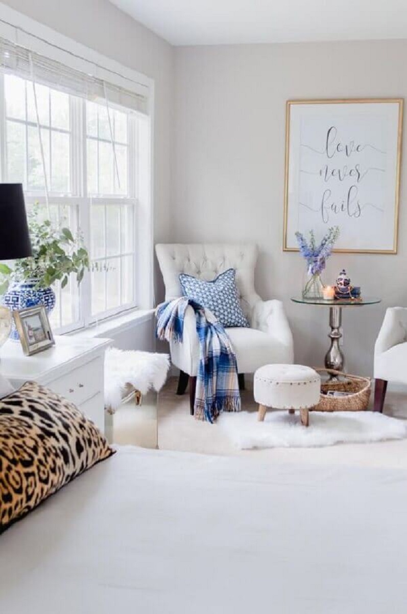 Quarto clean decorado com poltrona branca e mesa de apoio redonda Foto The Home I Create